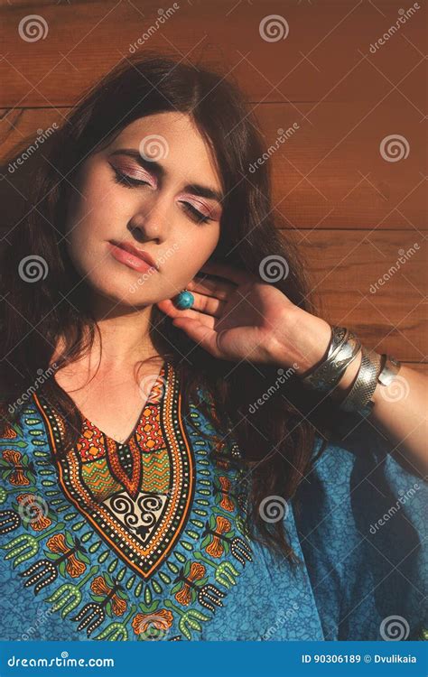 Portret Van Mooi Jong Brunette Gir Stock Afbeelding Image Of Indisch Installatie