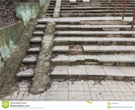 Etapas Rachadas De Uma Escadaria Concreta Em Uma Cidade Imagem De Stock