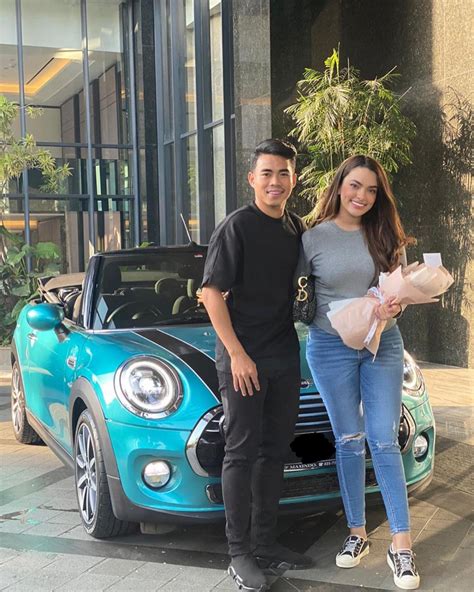 10 Pesona Sarah Ahmad Pacar Bek Timnas Nurhidayat Yang Diberi Mobil