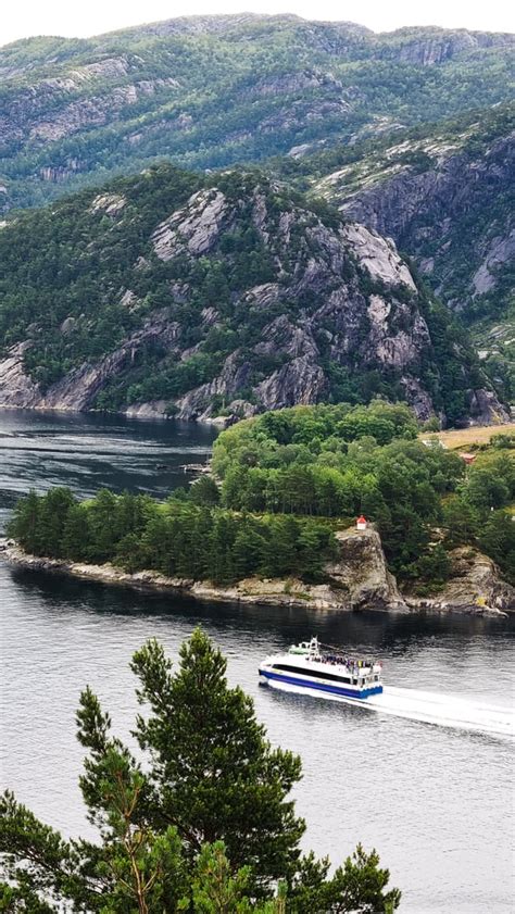 Fjordcruise til Lysefjorden Se Preikestolen Rødne Fjord Cruise