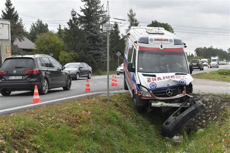 Skoda Uderzy A W Karetk Z Pacjentem Ambulans Wpad Do Rowu Galeria