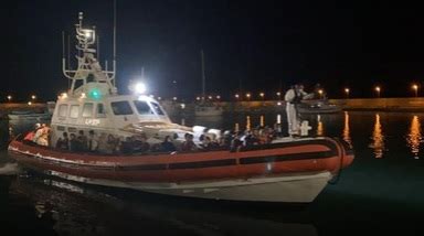 Migranti Sbarcano In Sulla Spiaggia Di Bianco Tempostretto