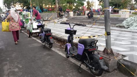 Masih Parkir Sembarangan Anggota DPRD Ini Desak Sepeda Listrik Milik