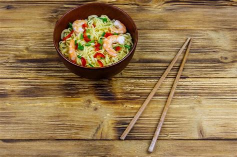 Tazón de fideos chinos instantáneos con gambas cebolla verde y chiles