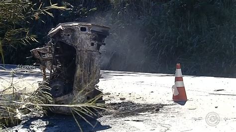 Motorista morre após carro ser arrastado por caminhão guincho e