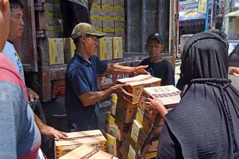 TNI AU Bantu Distribusikan 12 7 Ton Minyak Goreng Ke Papua