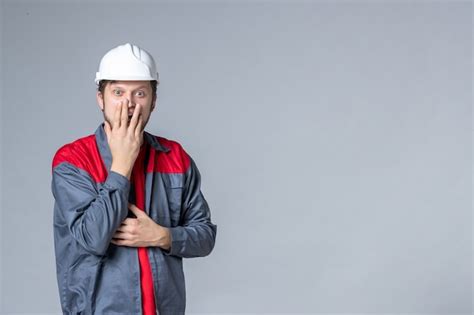 Vista Frontal Construtor Masculino De Uniforme Em Fundo Claro Foto