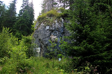 Drumetii Moldave Izvorul Muntelui Jgheabul Cu Hotar Cabana Dochia