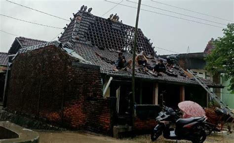 Puluhan Rumah Di Undaan Kudus Rusak Diterjang Angin Kencang