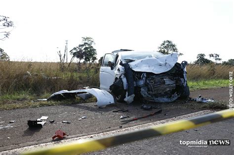 Batida Frontal Entre Carros Deixa Dois Mortos E Crian A Em Estado Grave