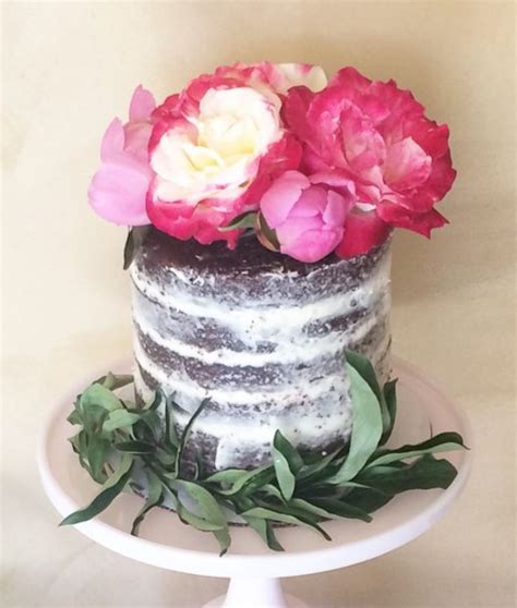 Beautiful Naked Cake With Flowers