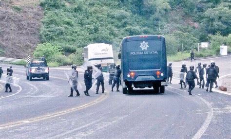 Normalistas De Ayotzinapa Retienen A Polic As Y Camiones El Universal