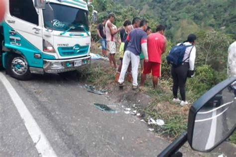 Al menos nueve muertos y 25 heridos al caer un autobús a un precipicio