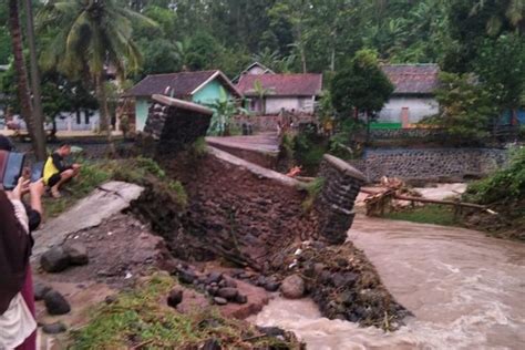 Helmi Sebut Kerugian Sementara Akibat Bencana Alam Di Selatan Garut