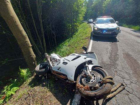 P I Nehod Na N Chodsku Zem El Motork Se Strojem Vyjel Ze Silnice Do