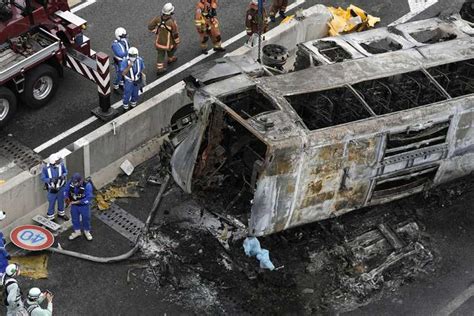 バス横転炎上、2人死亡7人けが 名古屋高速、分離帯に衝突 サンスポ