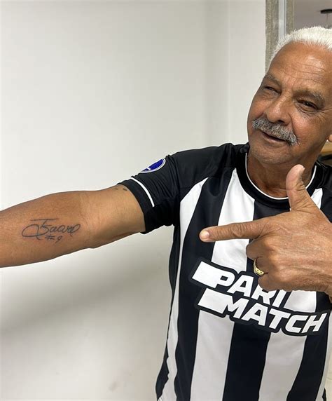 Torcedor do Botafogo tatua autógrafo de Tiquinho Soares no braço Ele