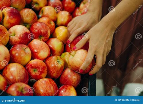 Manzanas En Supermarkbunch De Manzanas Rojas Y Amarillas En Cajas En