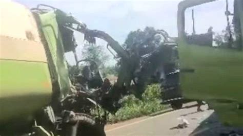 Truk Fuso Tabrakan Di Jalintim Palembang Betung Banyuasin Arus Lalu