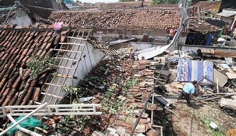 Warga Tewas Dan Puluhan Rumah Rusak Akibat Diterjang Angin Puting Beliung