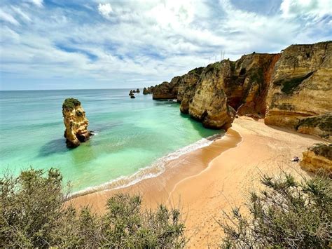 Praia De Dona Ana Hermosa Playa Del Algarve Con Un Cielo Azul Y Nubes