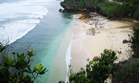 Pantai Batu Karung Pacitan Daya Tarik Acara Piknik Lokasi Harga