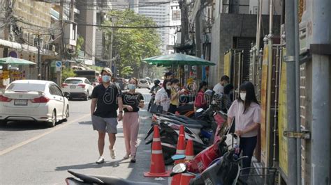 Temple Maha Uma Devi Silom Road Avec Beaucoup De Gens Viennent