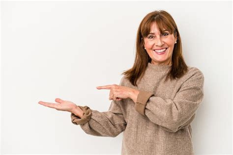 Mujer caucásica de mediana edad aislada sobre fondo blanco emocionada