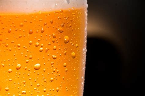 Perto De Cerveja Gelada Gotas E Bolhas Foto Premium