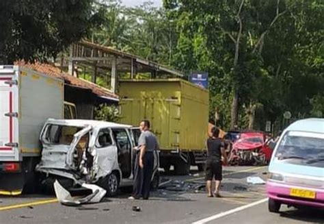 Gegara Rem Blong Truk Tabrak Sejumlah Kendaraan Hingga Ringsek