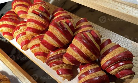 Deliciosos croissants recién horneados croissants y panecillos