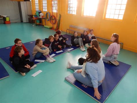 Les CM2 apprennent à porter secours Ecole Jeanne d Arc Fournes en