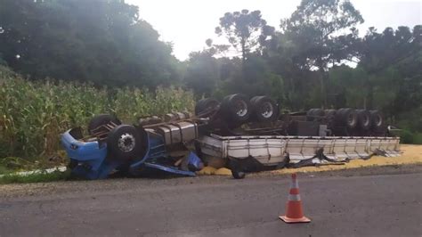 Três pessoas ficam gravemente feridas após caminhão capotar na SC 355