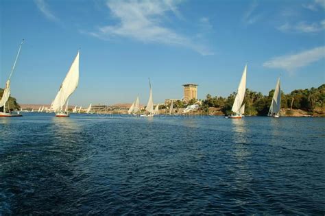 Veleros En El Nile Y En Los Edificios Tradicionales De Aswan Egypt