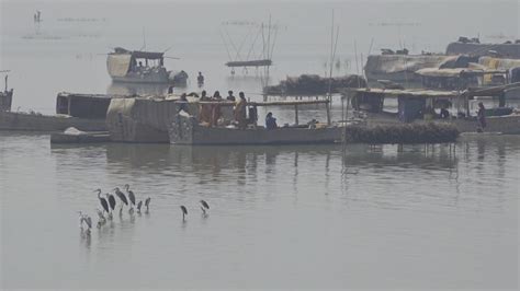 منچھر جھیل پانی پر رہنے والے پانی کی تلاش میں