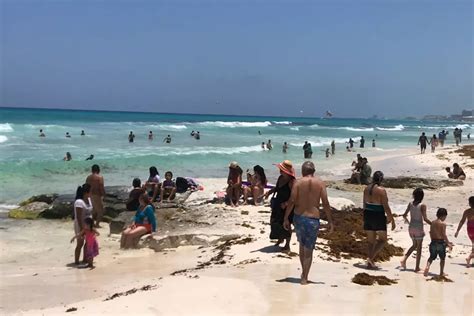 Cerca de 500 bañistas arriban a Playa Fórum en Cancún para disfrutar