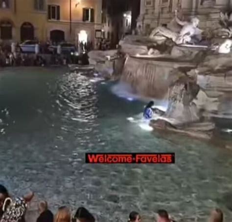 Roma Si Arrampica Sulle Statue Della Fontana Di Trevi E Poi Si Tuffa