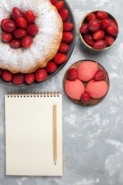 Draufsicht Erdbeerkuchen mit frischen Erdbeeren auf Weiß Kostenlose Foto