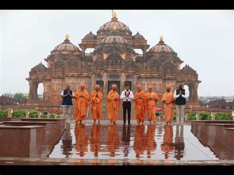 Rishi Sunak Visit Akshardham Temple Rishi Sunak Offers Prayers At