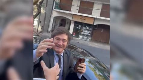 Video El Saludo De Javier Milei A Un Micro Escolar En Camino A La