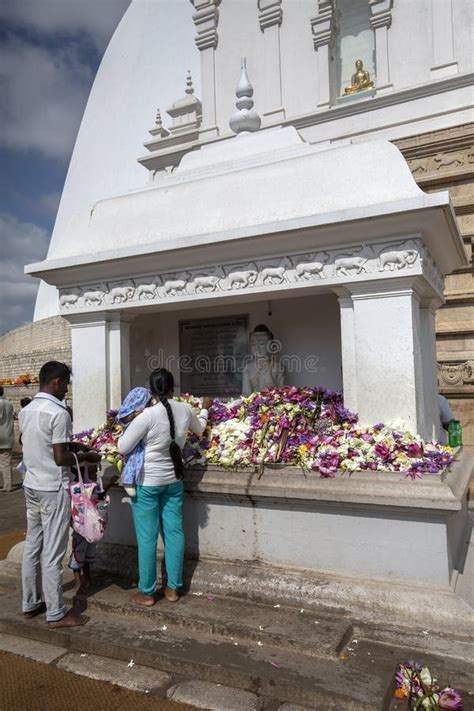 Visitantes De Ruwanwelisaya Dagoba En Anuradhapura En Sri Lanka Colocan