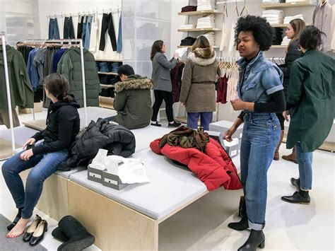 What Its Like To Shop At Everlanes Store In Nyc Business Insider