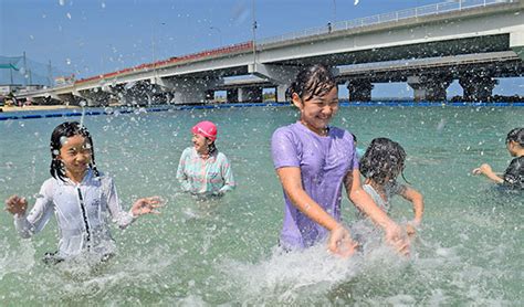 沖縄の海はもう泳げます！ 那覇・波の上ビーチで海開き 女性自身