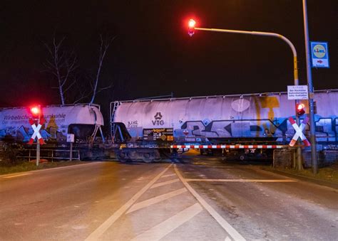 Unfall Drama In K Ln Ossendorf Trotz Geschlossener Schranke Junge