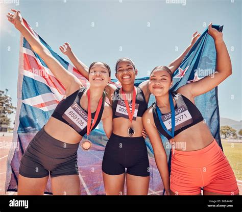 Sieger Flagge Und Athletinnen Menschen Oder Frauen Team Mit Medaille