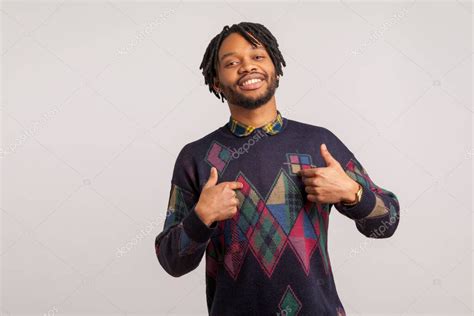 Soy Yo Orgulloso Hombre Africano Satisfecho Con Barba Y Rastas