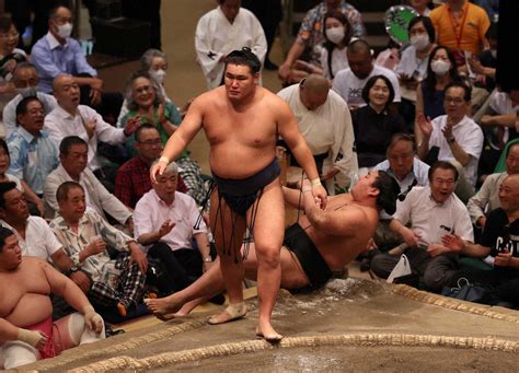 ＜秋場所10日目＞若元春（後方）を寄り倒しで破った豊昇龍（撮影・吉田 剛） ― スポニチ Sponichi Annex スポーツ