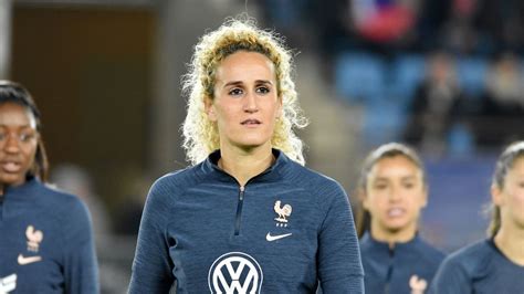 Agression De Kheira Hamraoui La Footballeuse Du PSG Appelle Au