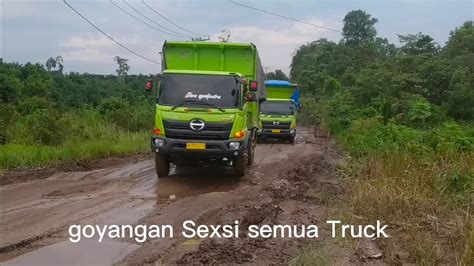 Bikin Tegang Truck Hino Goyang Sexsi Saat Melintasi Jalan Berlumpur