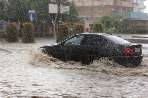 Cod galben de furtuni vijelii şi grindină în mai multe judeţe din ţară